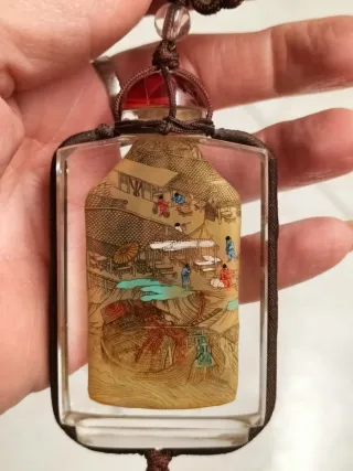 Bottiglietta antica in vetro decorata a mano