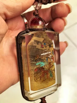 Bottiglietta antica in vetro decorata a mano