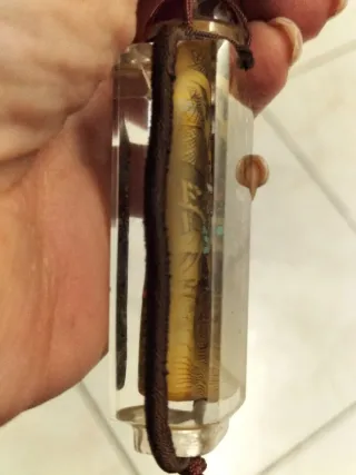 Bottiglietta antica in vetro decorata a mano