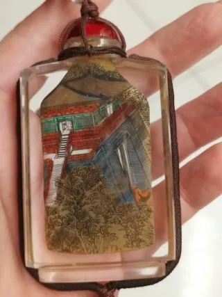 Bottiglietta antica in vetro decorata a mano