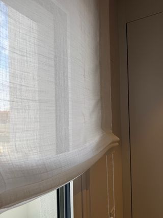 Estor enrollable tela beige/blanco