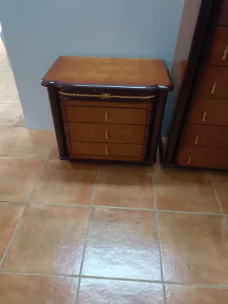 Cómoda y 2 Mesitas de Noche Antiguas