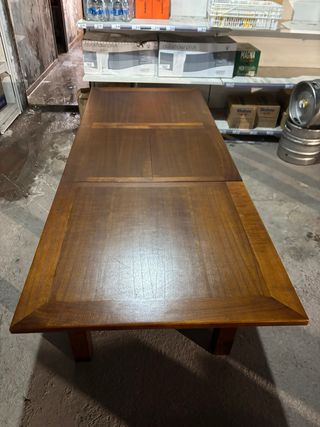 Mesa de comedor de madera
