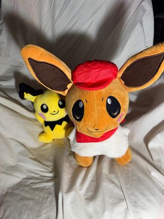 Peluches Pokémon Eevee y Pikachu