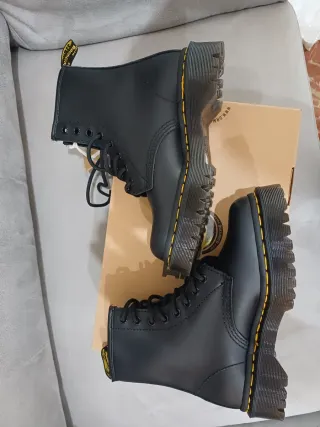 BOTAS DR. MARTENS. Número 37. SIN ESTRENAR