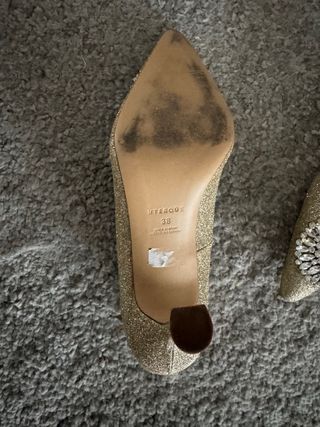 Zapatos de tacón dorados con pedrería