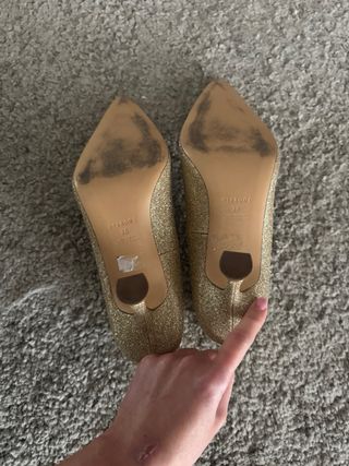 Zapatos de tacón dorados con pedrería
