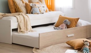 Cama nido nórdica blanca y madera