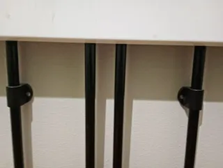 Mesa de dibujo plegable blanca y negra