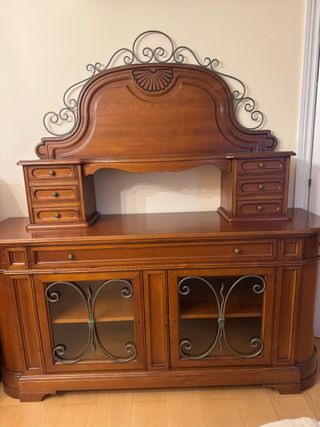 Mueble vajillero madera maciza clásico