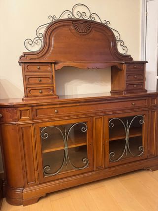 Mueble vajillero madera maciza clásico