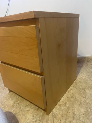 Mesita de noche de madera