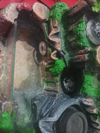 Fuente decorativa cascada con árbol