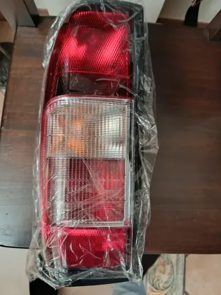 Piloto trasero derecho Nissan Navara .