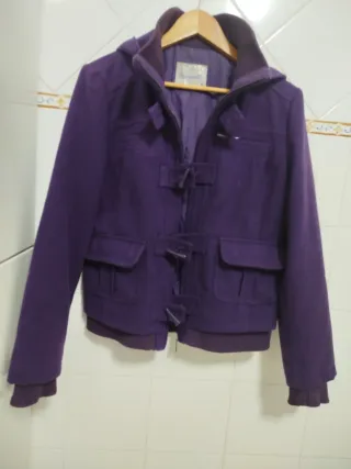 Cazadora morada con capucha