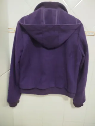 Cazadora morada con capucha