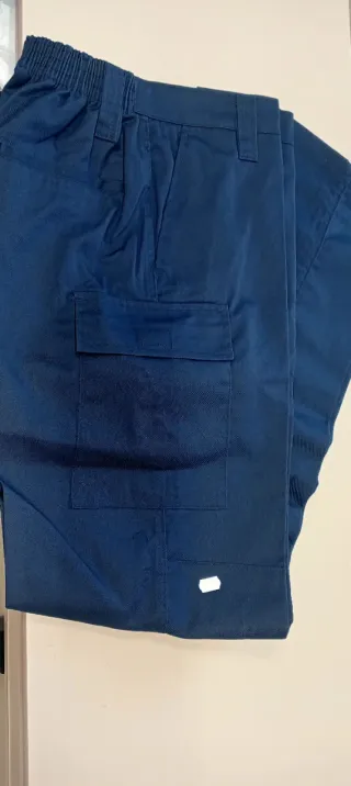 Pantalón de trabajo azul multibolsillos hombre.