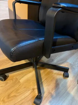 Silla de oficina de piel negra