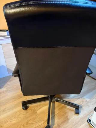 Silla de oficina de piel negra