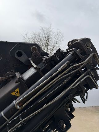 Camión grúa MAN F2000 6x2 eje elevable hiab 400