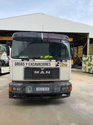 Camión grúa MAN F2000 6x2 eje elevable hiab 400