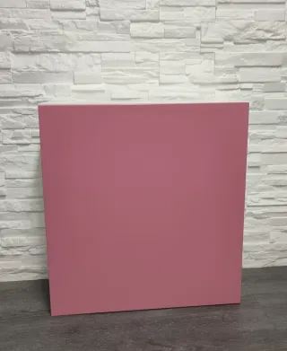 Armario blanco y rosa