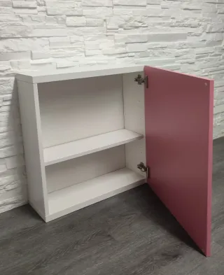 Armario blanco y rosa