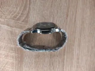 Elegante reloj plateado con esfera verde