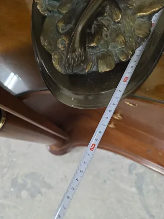 Escultura mujer con peces  bañado en bronce