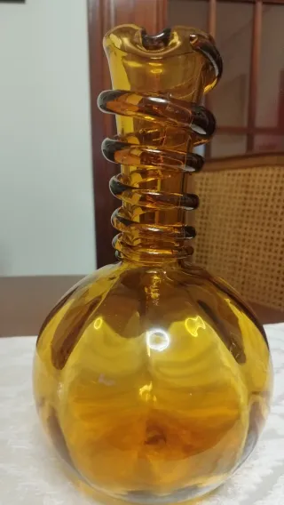 Jarra de cristal ámbar decorativa