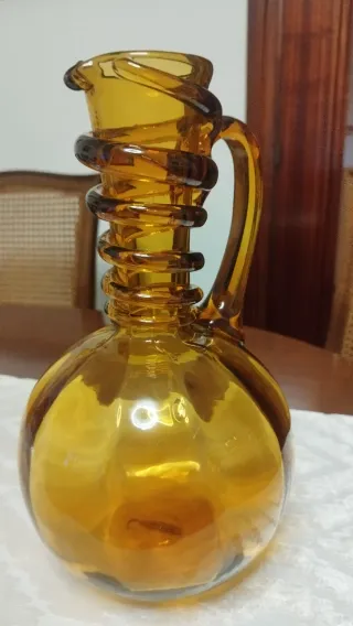 Jarra de cristal ámbar decorativa