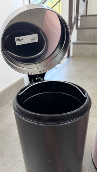 Papeleras Negras y Rosas