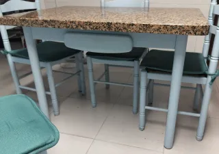 Mesa de cocina granito y patas de hierro.