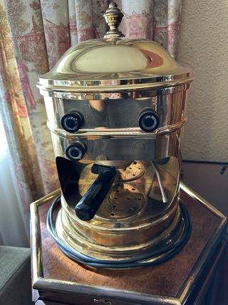 Cafetera antigua de latón sin usar