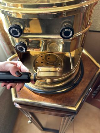 Cafetera antigua de latón sin usar