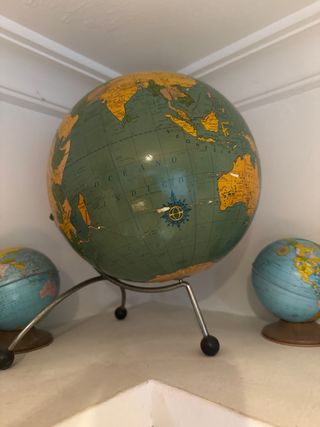 Globo terráqueo vintage con soporte