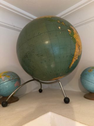 Globo terráqueo vintage con soporte