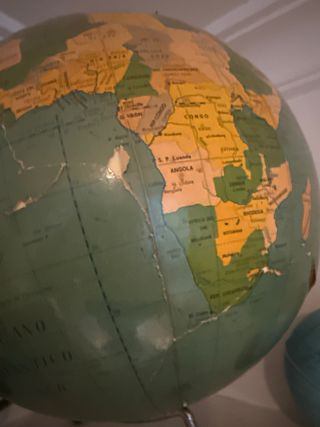 Globo terráqueo vintage con soporte