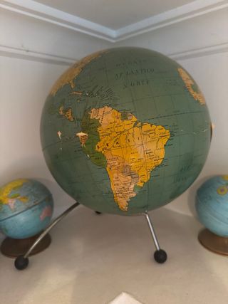 Globo terráqueo vintage con soporte