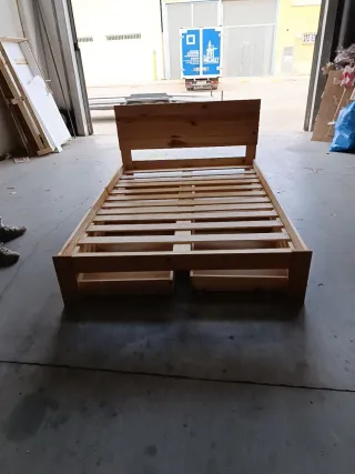 Cama de madera con cajones
