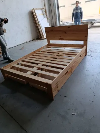 Cama de madera con cajones