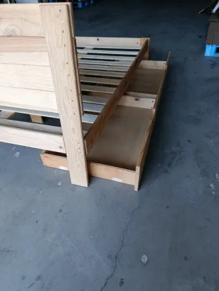 Cama de madera con cajones