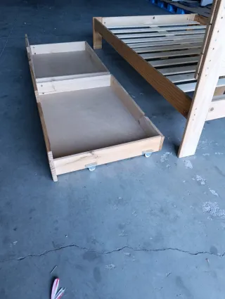 Cama de madera con cajones