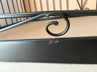 Cama de hierro forjado negra con somier