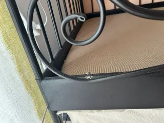 Cama de hierro forjado negra con somier