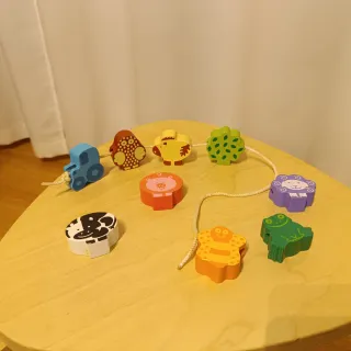 Juego ensartar cuentas madera animales