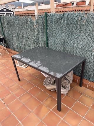Mesa de exterior de cristal y metal