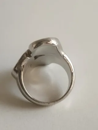 Anillo Maxi Plateado con Diseño Geométrico Rojo