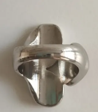 Anillo Maxi Plateado con Diseño Geométrico Rojo