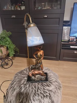 Lámpara de mesa con figura de mujer y toro